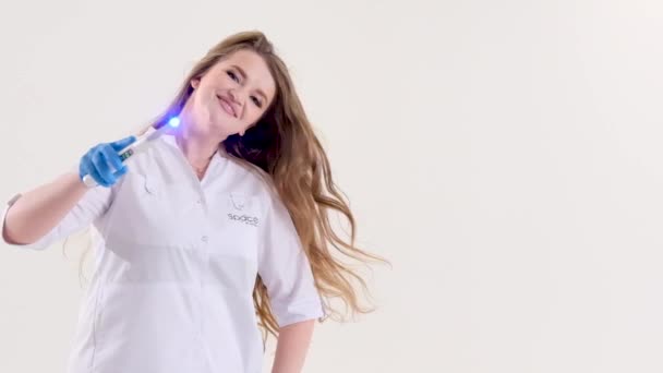 Schöne Junge Frau Mit Gesunden Zähnen Und Zahnfee Auf Weißem — Stockvideo