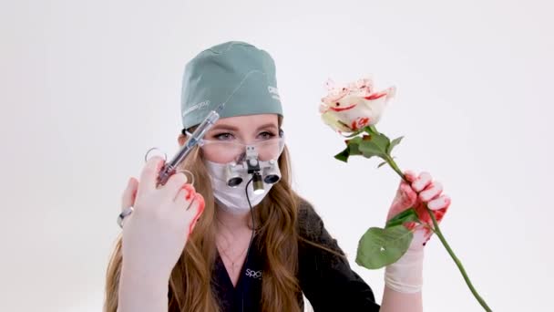 Arzt Hand Zeigt Herz Anatomie Menschlichen Körper Modell Auf Weißem — Stockvideo