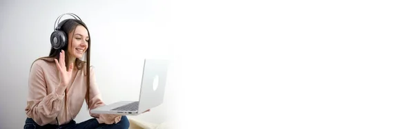 Баннер Девушка Ноутбуком Наушниках Общается Онлайн Конференции Друзьями Размахивая Большим — стоковое фото