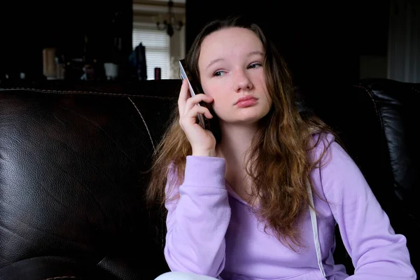 Menina Adolescente Senta Sofá Mãos Segurando Telefone Com Mão Segura — Fotografia de Stock