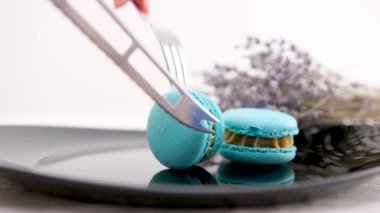 Kapalı kapaklı lavantalı mor makaronlar tahtaya istiflenmiş. Yüksek kaliteli FullHD görüntüler