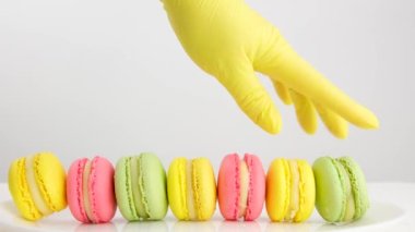 Pastel pembe yüzeyde makaron ya da badem kurabiyesi. Makroyu kapat. Yüksek kalite 4k görüntü