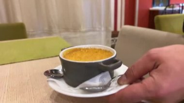 Ünlü Fransız tatlı spesiyali Creme brulee, siyah bir levhada.