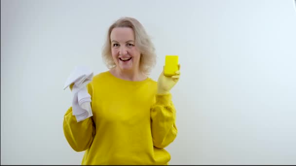 Beautiful Stylish Woman Aged Yellow Shirt Rubber Gloves Yellow Background — Stock Video