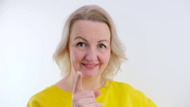 Kadın Parmağını Beyaz Bir Arka Planda Sallayarak Kabul Ediyor Farklı — Stok video