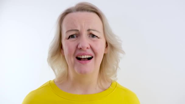 Širokoúhlý Studio Shot Angry Woman Křičí Kameru Pomalém Pohybu Vysoce — Stock video