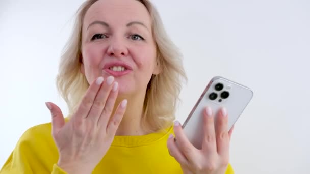 Milenyum Sosyal Medya Blogcusu Akıllı Telefondan Hava Öpücüğü Yolluyor Sallıyor — Stok video