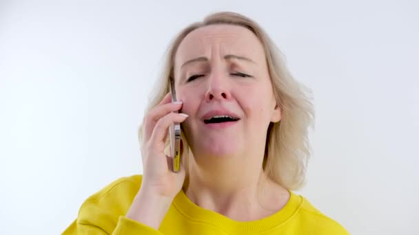 Vrouw Praat Veel Aan Telefoon Snel Gesprek Spraakzaam Blond Meisje — Stockvideo