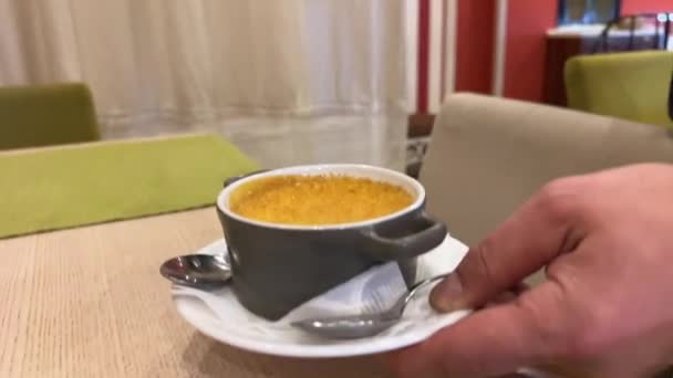 Berühmte Französische Dessertspezialität Creme Brulee Auf Schwarzem Schiefer — Stockvideo