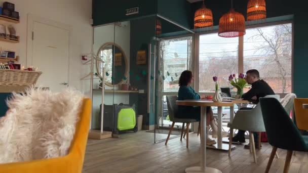Kawiarnia Ludzie Tulipan Kilka Nierozpoznawalnych Osób Siedzi Tle Relacji Miłosnych — Wideo stockowe