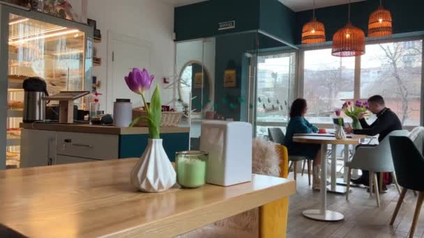 Caffè Persone Tulipano Paio Persone Irriconoscibili Seduti Sullo Sfondo Della — Video Stock