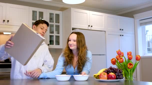 Adolescentes Meninos Menina Cozinhar Pequeno Almoço Derramado Partir Uma Caixa — Vídeo de Stock
