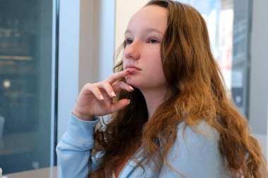 Depresyondaki genç Hintli kadın baş ağrısı, migren, dokunan yüz, kapalı gözler, stresli, hasta, yorgun, kötü haberleri, sorunları, krizi düşünüyor. Yüksek kalite