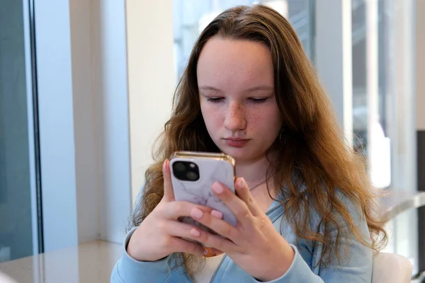 Persone Tecnologia Adolescenti Concetto Triste Infelice Bella Ragazza Adolescente Seduta — Foto Stock