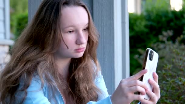 Genç Bir Kız Saçını Düzleştirir Caddedeki Evin Kapısında Oturur Cep — Stok video