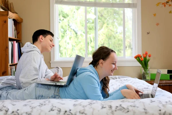 Eğitim, insanlar, teknoloji ve öğrenim konsepti mutlu lise öğrencileri dizüstü bilgisayar odasında. Yüksek kalite fotoğraf
