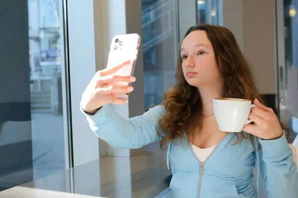Кафе Смартфон Селфи Черная Женщина Кофе Обзора Ресторана Социальных Сетей — стоковое фото