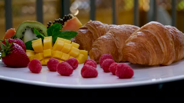 Maravilhoso Vídeo Croissants Com Fruta Grande Café Manhã Francês Mesa — Vídeo de Stock