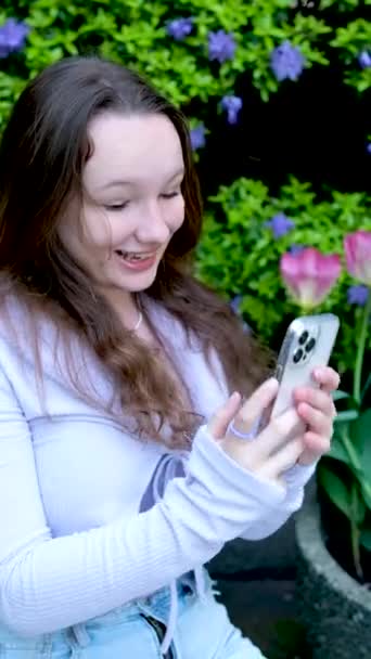 Jeune Adolescente Heureux Regardant Téléphone Utilisant Smartphone Plein Air Joie — Video