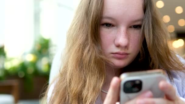 Giovane Donna Adolescente Ragazza Mano Con Telefono Utilizza Smartphone Internet — Video Stock