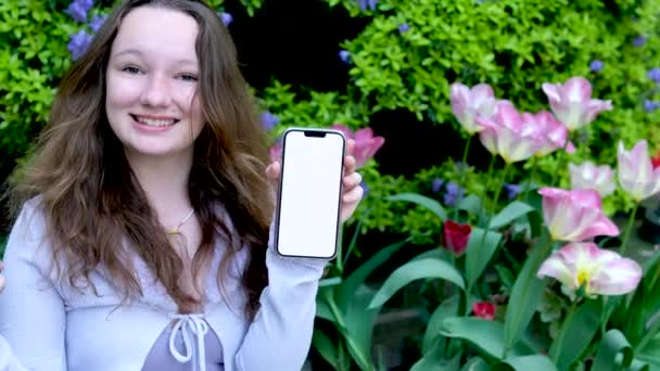 Femme Pointant Vers Téléphone Avec Écran Blanc Place Pour Texte — Video
