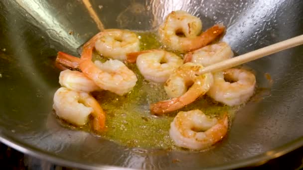 Mit Essstäbchen Flip Shrimp Heißem Olivenöl Orientalische Küche Vietnamesischen Essstäbchen — Stockvideo