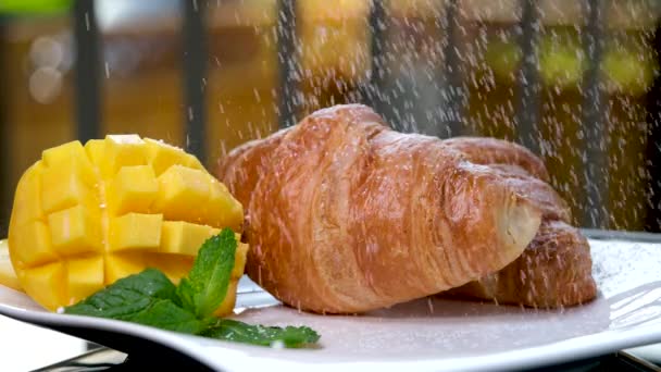 Petit Déjeuner Français Printemps Extérieur Saupoudrer Croissant Avec Sucre Poudre — Video