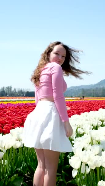 Λουλούδια Έφηβος Λευκή Φούστα Άνεμος Αναπτύσσει Μαλλιά Τουλίπες Τομέα Γέλιο — Αρχείο Βίντεο