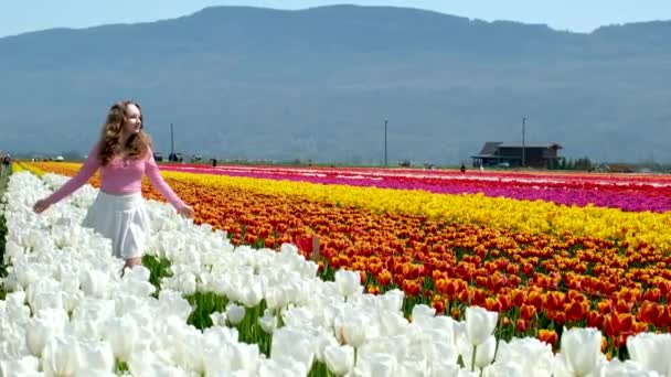 Красива Молода Дівчина Підліток Біжить Білому Полю Тюльпанів Білосніжні Квіти — стокове відео