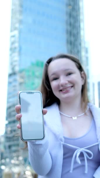 Dospívající Dívka Mobilním Telefonem Rukou Rozmazané Pozadí Velké Město Mrakodrapy — Stock video