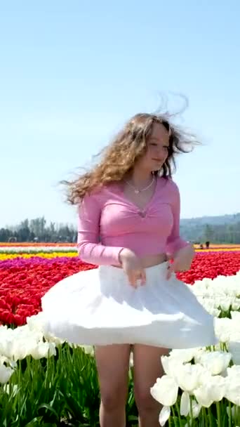 Chica Está Girando Campo Tulipanes Viento Plantea Falda Ella Inclina — Vídeos de Stock