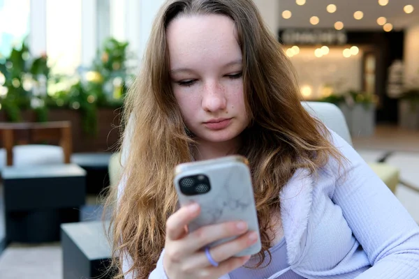 Giovane Donna Adolescente Ragazza Mano Con Telefono Utilizza Smartphone Internet — Foto Stock