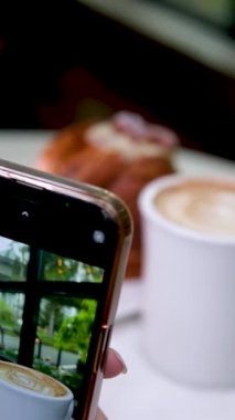 Tarçınlı fındıklı latte fındıklı latte fındıklı fındıklı beyaz arka plan blogcusu, kafeterya cevizli ve vanilyalı kremalı.