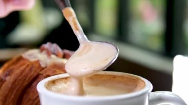 Tarçınlı fındıklı latte karıştırır kaşıkla nefis bir latte kokulu damlacıklar bir fincana damlatırlar tatlı yerine damlatırlar metin kapuçino restoranı reklamlı kakao kahvesi için