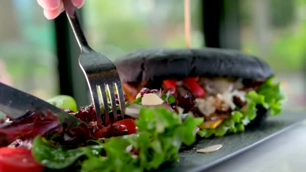 Widelec Nóż Jeść Sałatkę Restauracji Pyszne Apetyczny Obiad Obiad Odpoczynek — Wideo stockowe