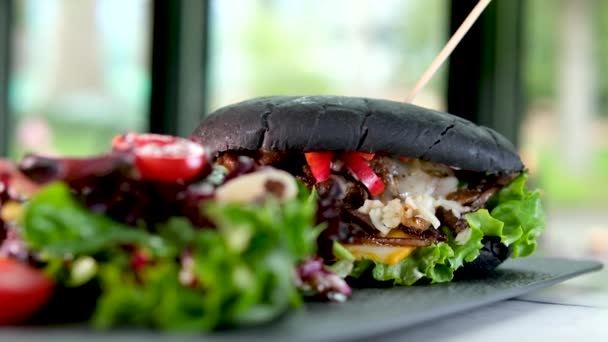 Czarny Chleb Bułka Mątwy Atrament Kanapka Cheeseburger Hamburger Restauracja Serwująca — Wideo stockowe