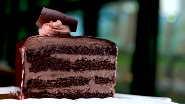 在布拉格咖啡店里的黑巧克力芝士蛋糕在巧克力特写中切块蛋糕很多奶油黑饼漂亮的视频广告空间为文本餐厅提供白盘上的服务 — 图库视频影像