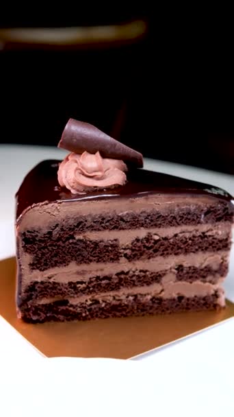 ダークチョコレート チーズケーキ カフェプラハ ケーキ チョコレート クローズアップ ケーキ ピース クリーム ブラック — ストック動画