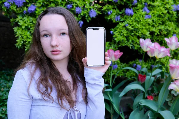 문자를 보내기 화면을 전화를 가리키는 여성은 아름다운 청소년 청소년의 휴가를 — 스톡 사진