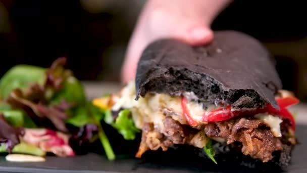 Czarny Chleb Bułka Mątwy Atrament Kanapka Cheeseburger Hamburger Restauracja Serwująca — Wideo stockowe