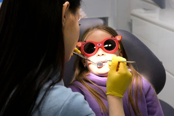 Детская Стоматология Крупным Планом Маленькая Девочка Открыла Рот Показывает Зубы — стоковое фото