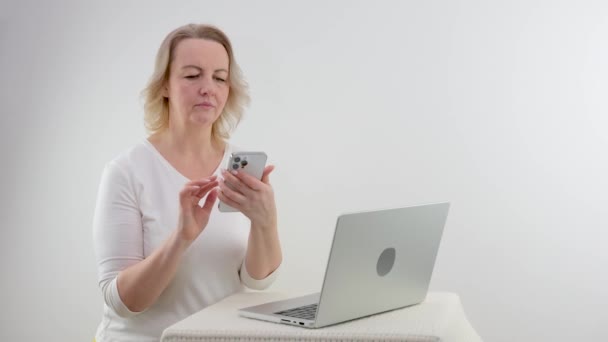 Žena Sedící Gauči Používající Notebook Pro Práci Doma Vysoce Kvalitní — Stock video