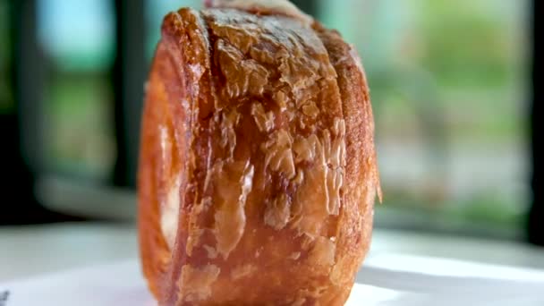New York Roll Croissant Walnut Vanilla One Croissant Ladyit Plate — Stock Video