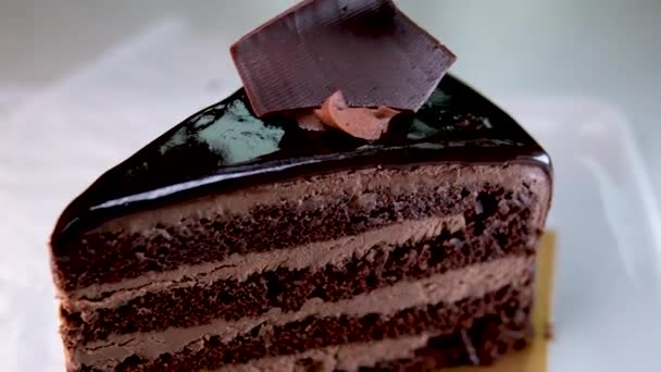 Bord Met Plak Heerlijke Zelfgemaakte Chocoladetaart Tafel Gelaagde Chocoladetaart Geserveerd — Stockvideo