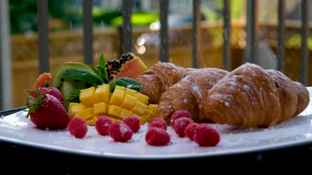 Croissants Con Frutas Espolvoreadas Con Azúcar Polvo Deliciosos Países Tropicales — Vídeo de stock