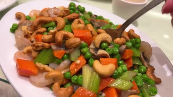 Fideos Tailandeses Con Camarones Salsa Carne Cerca Cocina Oriental Verduras — Vídeos de Stock