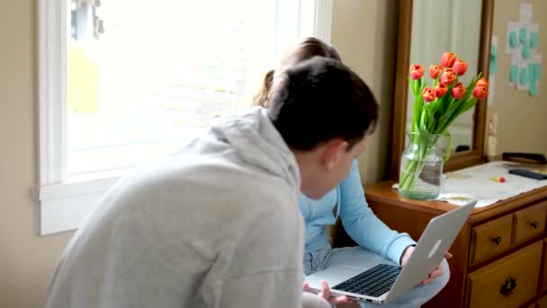 Glückliches Paar Online Mit Einem Laptop Hause Auf Dem Boden — Stockvideo