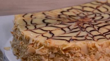 Macaristan, Avusturya ve Almanya 'da Esterhazy Torte Estergazi fındık keki popülerdir. Macaristan diplomatından esinlenilmiştir.