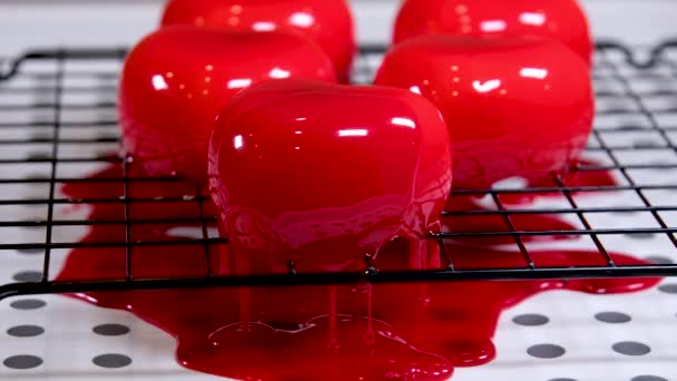 ムースケーキ赤準備ペイストリーシェフは ワイヤー冷却ラック上のムースケーキに液体ベリー赤シロップを注ぎます 高品質4K映像 — ストック動画