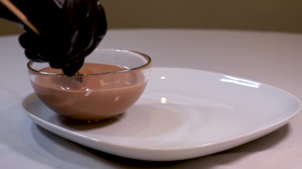 チョコレートポテトケーキはココアパウダーを振りかける チョコレートピースとコーヒーとポテトケーキはココアを振りかける ミルクチョコレートに浸した料理デザート — ストック動画